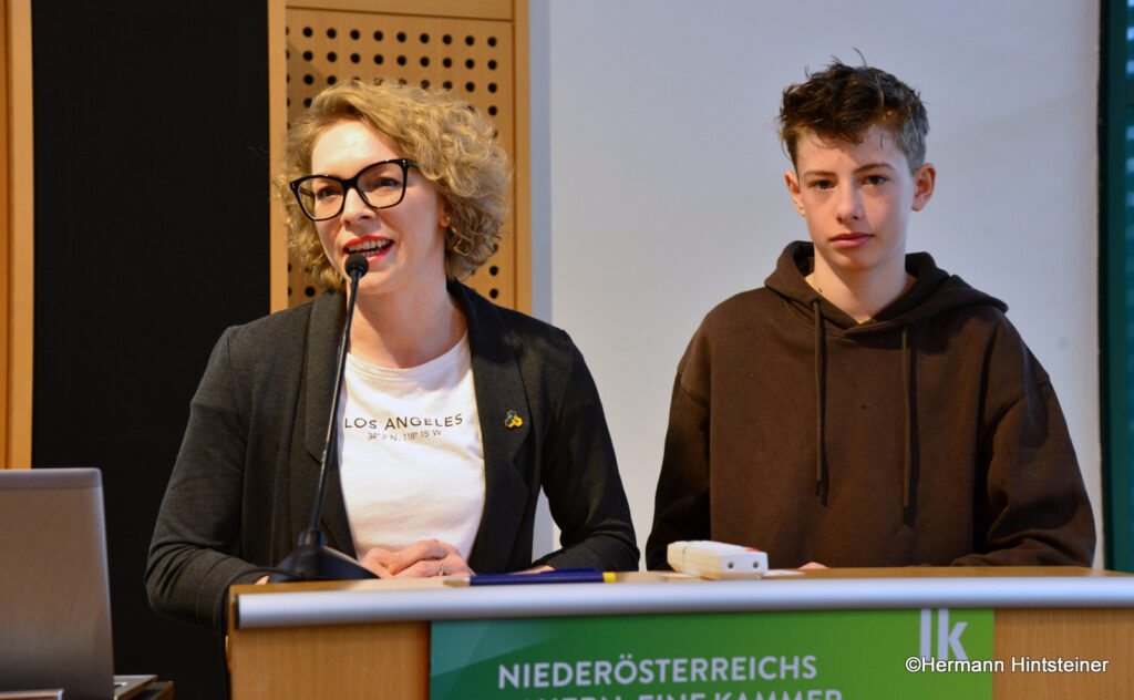 Jugendreferentin Valeria Voit und Elija Raab